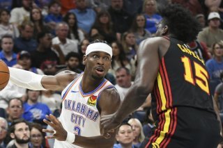 Shai Gilgeous-Alexander face à Cilnt Capela; le Canadien a été l'homme du match. l KEYSTONE/AP/Kyle Phillips